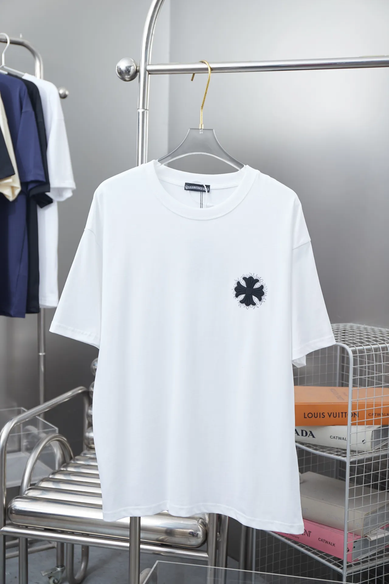 🅿️210 Ch*ome Hearte 25SS early spring new style, thick printed hot diamond short sleeves, light luxury, essential item for daily commuting for men and women, correct version, welcome to compare, detailed features · 320g 100% pure cotton double yarn jersey fabric · Special thickened 32 pieces of double-strand 1X1 threads custom dyed in the same vat · Imported Australian matte pearlescent diamonds ➕ Three-dimensional thick plate Croix heart letters · Double-needle sewing and cross-seam technology · Original main mark, washed tag, brand moisture-proof paper packaging Color: black/white/rose red/blue Size: S/M/L/XL